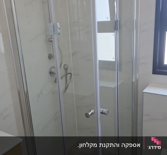 מקלחון פינתי מזכוכית שקופה מותקן בחדר רחצה מודרני